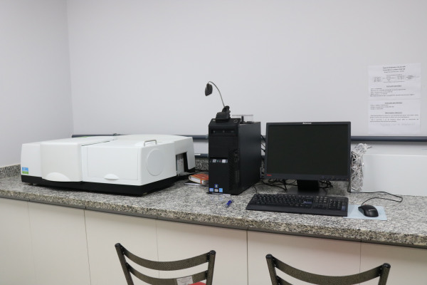 Espectrofotômetro UV-VIS-NIR marca PerkinElmer Lambda 1050 WB